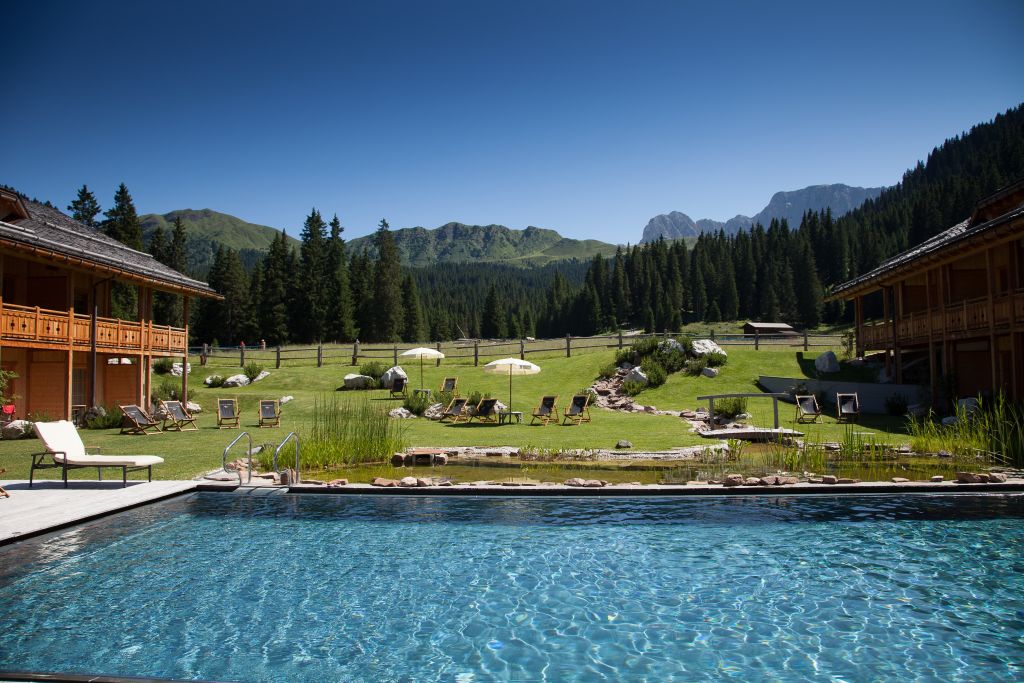 Abtauchen vor herrlichem Bergpanorama im Outdoorschwimmbad (Tirler- Dolomites Living Hotel)
