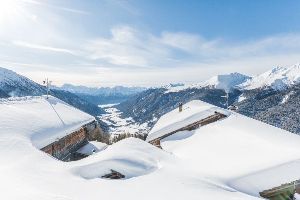 Ausblick auf das verschneite Gsieser Tal von hauseigener Alm (c) wisthaler.com (Hotel Quelle Nature Spa Resort)