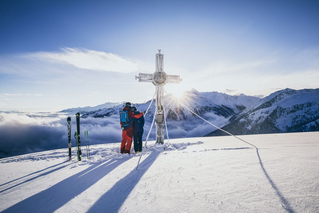 Ausblick auf die verschneiten Berge genießen (Biohotel Castello Königsleiten)