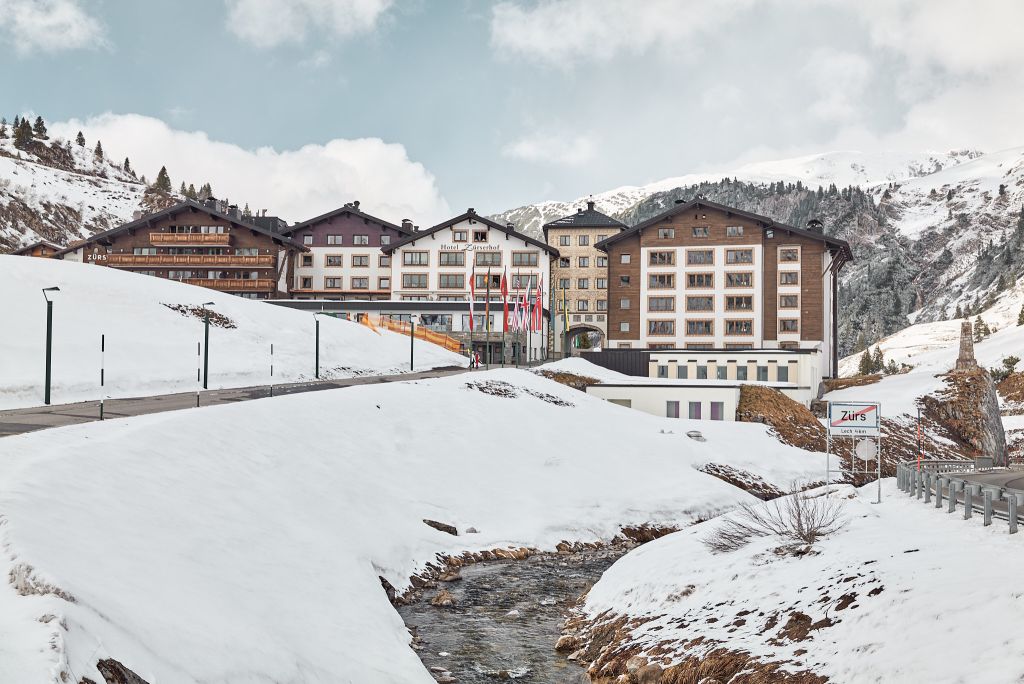 Außenansicht des Hotel Zürserhof im Winter (c) Dominik Cini (Hotel Zürserhof)