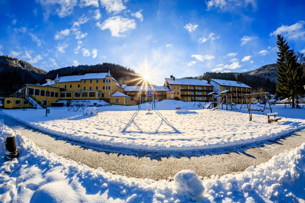 Außenansicht des Hotels im Winter (c) Kaindlstorfer (Riverresort Donauschlinge)