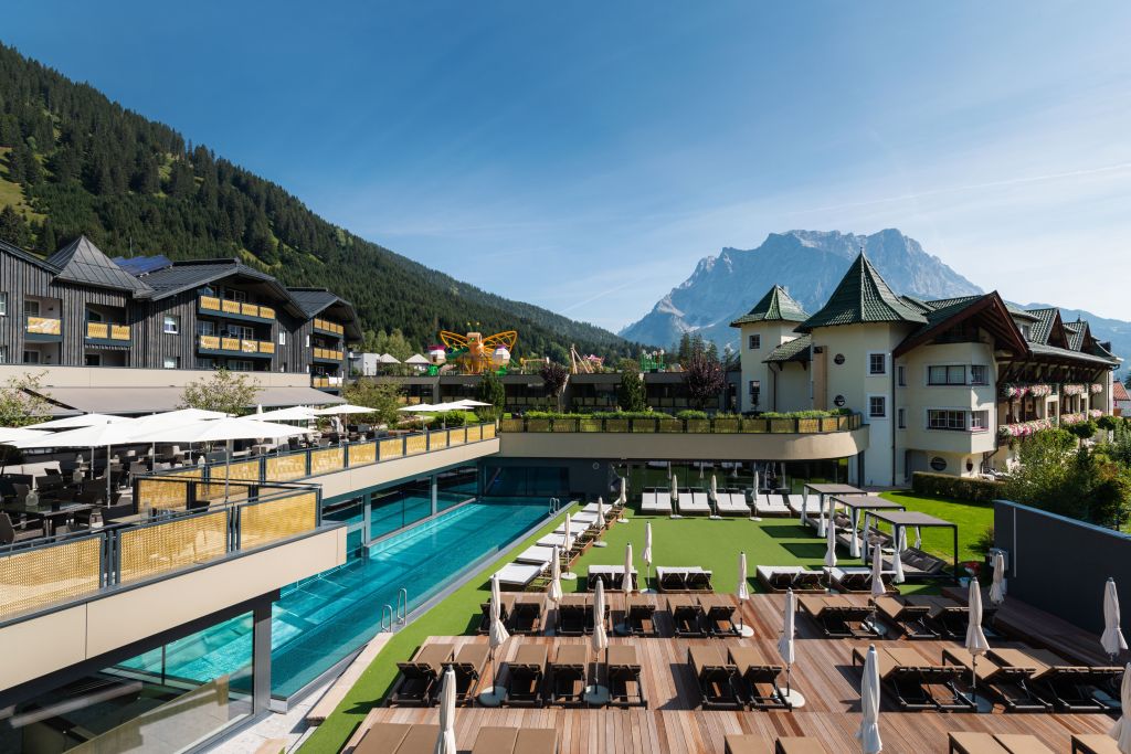 Außenansicht im Sommer (Alpenrose - Familux Resort)