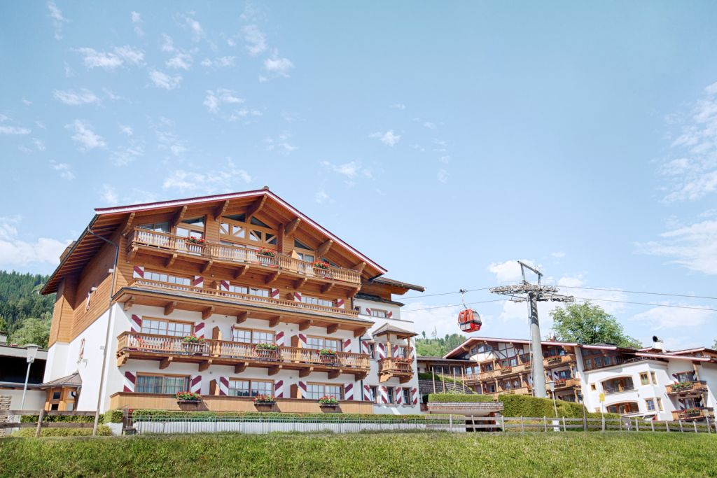 Außenansicht im Sommer (c) Tertius Hotel Betriebs GmbH (Hotel Kaiserhof Kitzbühel)