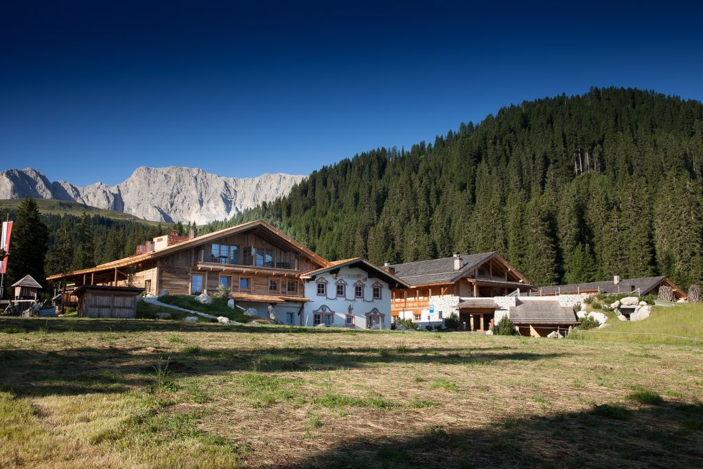 Außenansicht im Sommer (Tirler-Dolomites Living Hotel)
