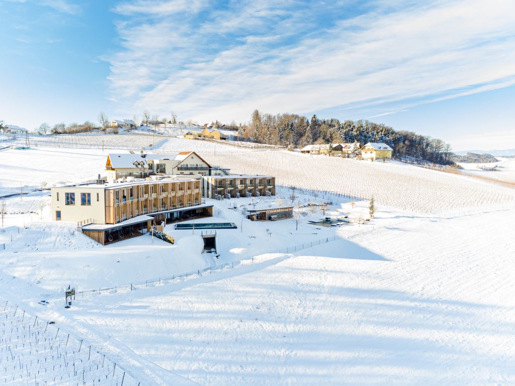 Außenansicht im Winter bei Sonnenschein (c) Karin Bergmann (Ratscher Landhaus)