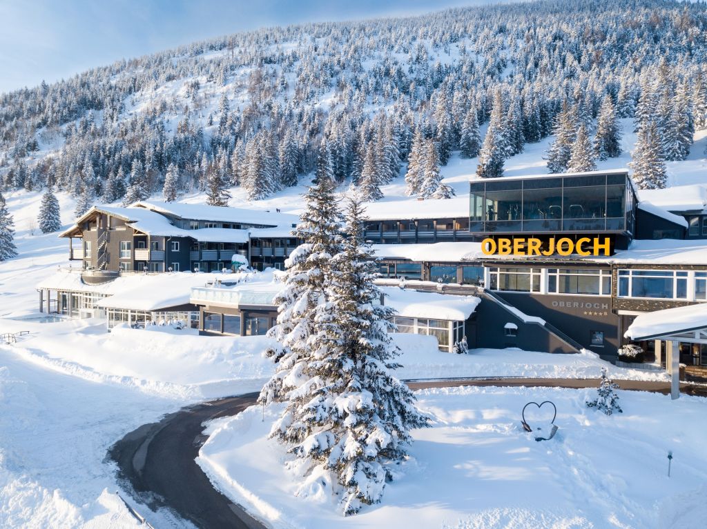 Außenansicht im Winter (Oberjoch - Familux Resort)