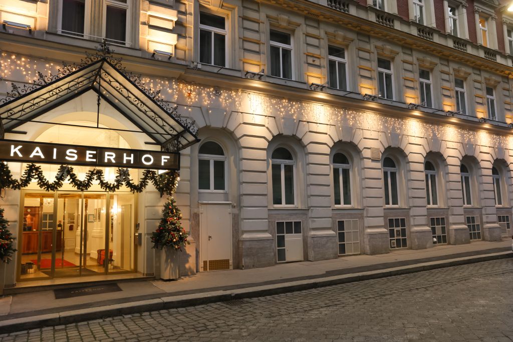 Außenansicht in der Weihnachtszeit (c) Katharina Schiffl (Hotel KAISERHOF Wien)