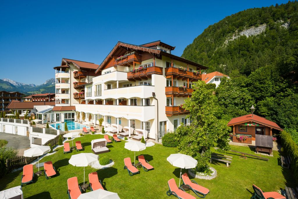 Außenansicht mit Liegewiese Hotel Alpina