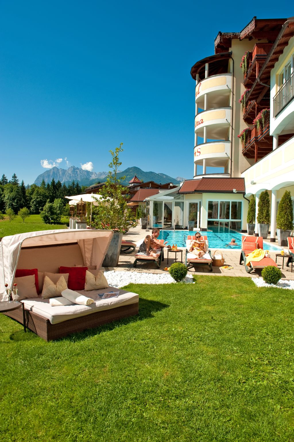 Außenbereich Pool Hochformat Hotel Alpina