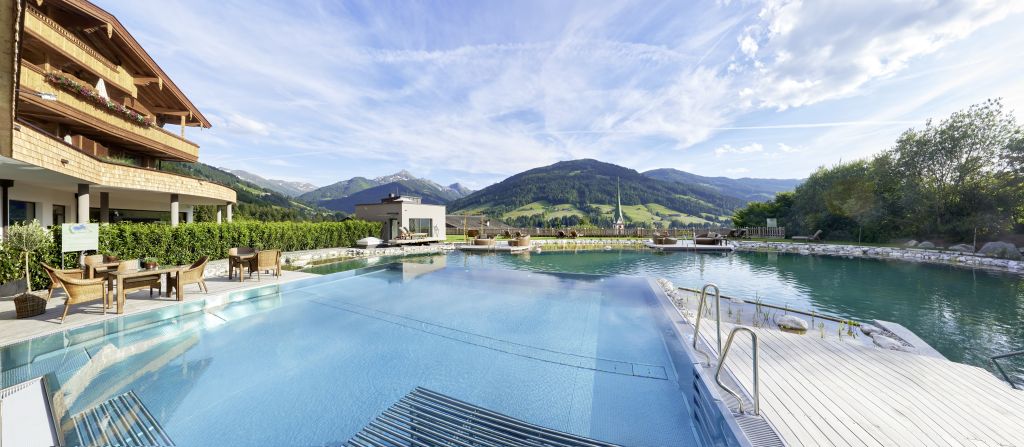 Außenpoolbereich mit sommerlichem Ausblick (Der Böglerhof)