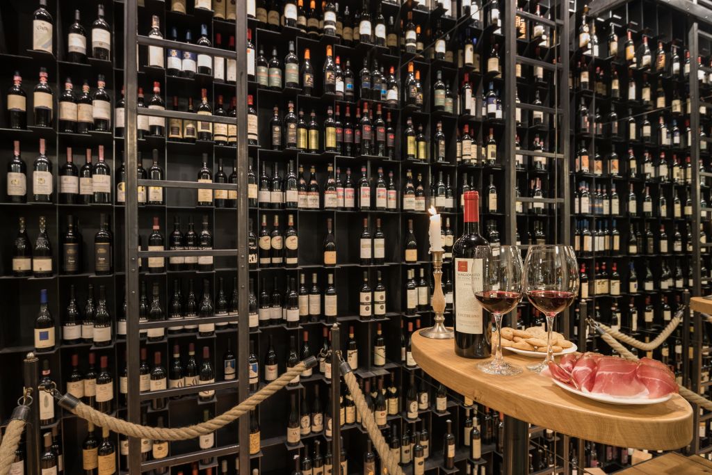 Auswahl verschiedenster Weine im hauseigenen Weinkeller (Alpin Panorama Hotel Hubertus)