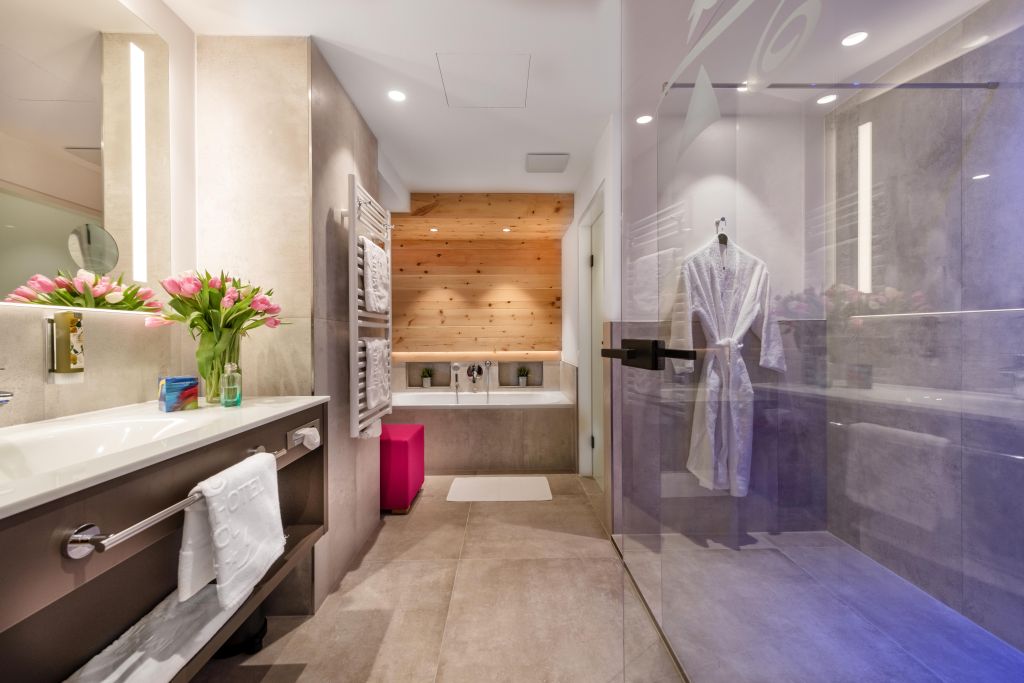 Badezimmer mit Dusche und Badewanne (c) Foto Atelier Wolkersdorfer (IMPULS HOTEL TIROL)