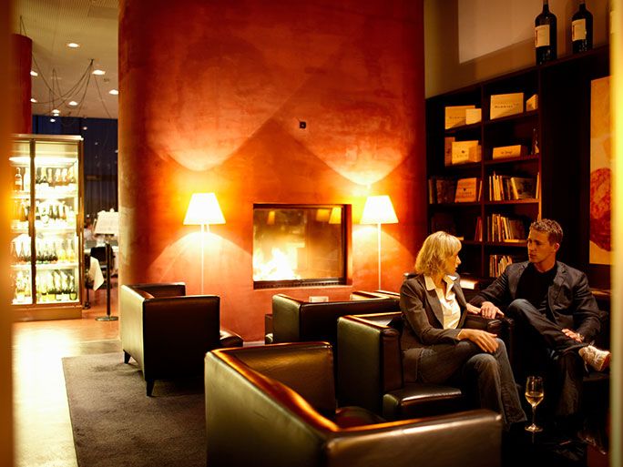 Bar und Weinbibliothek des LOISIUM Wine &amp; Spa Resort Langenloiss (winzerhotels)