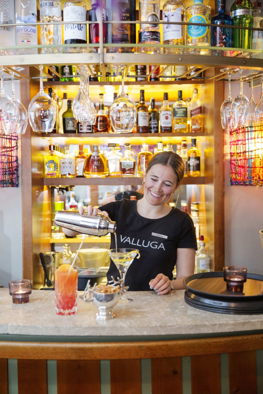 Barkeeperin kreiert leckere Cocktails (c) Johanna Gunnberg (VALLUGA Hotel)