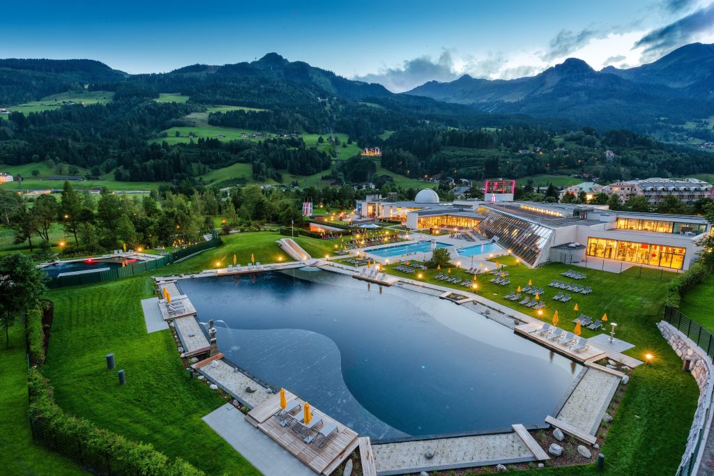 Beleuchtete Thermenlandschaft von oben (Bergparadies – Apartment &amp; Studio Hotel)