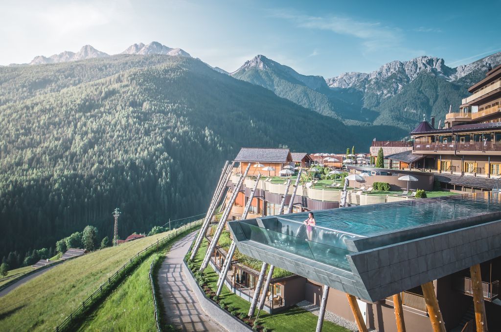 Blick auf das Alpin Panorama Hotel Hubertus mit idyllischer Bergkulisse (Alpin Panorama Hotel Hubertus)