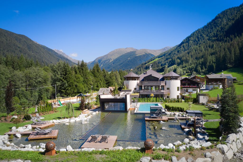 Blick auf das gesamte Hotel im Sommer (c) Michael Huber (Fontis luxury spa lodge)