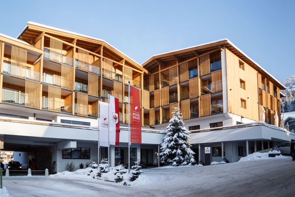 Blick auf das verschneite Hotel (c) Lukas Rubisoier (Das Hohe Salve Sportresort)