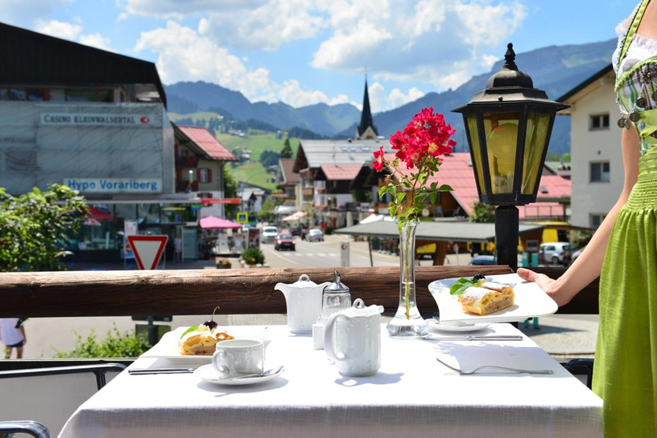 Blick in die Ortschaft von der Terrasse (c) Sascha Duffner (Hotel Jagdhof)