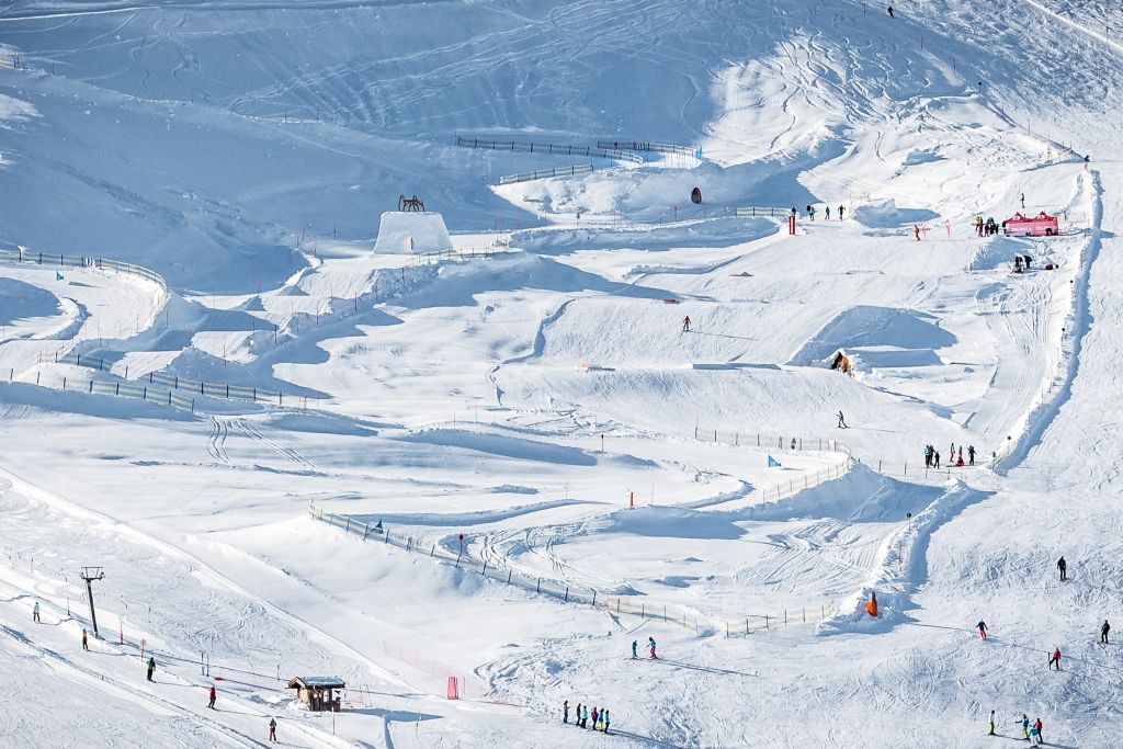 Blick von oben auf den verschneiten Familypark und Funslope  (c) Wildkogel -Arena Neukirchen &amp; Bramberg