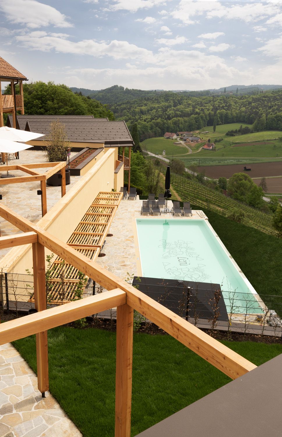 Blick von oben über den Pool und die Weinberge (Fräulein Leni)