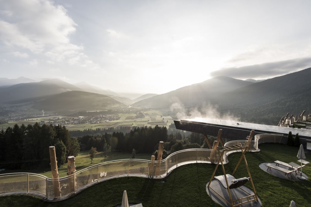 Dachterrasse mit Sky Pool im Sommer (c) Alex Filz (Alpin Panorama Hotel Hubertus)