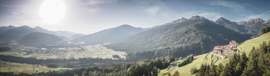 Das Alpin Panorama Hotel Hubertus umgeben vom grandiosen Bergpanorama der Dolomiten (Alpin Panorama Hotel Hubertus)