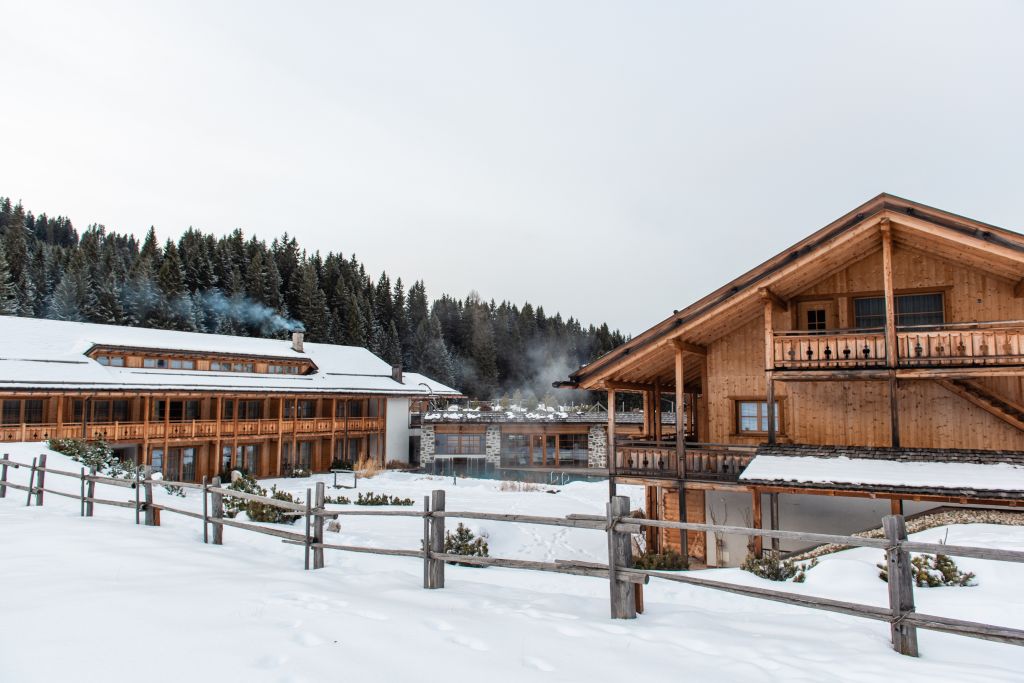 Das Hotel eingebettet in einer Schneedecke (Tirler-Dolomites Living Hotel)