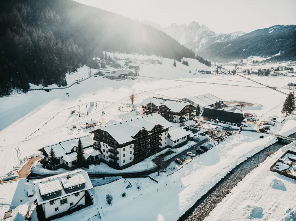 Das Hotel im Winter aus der Vogelperspektive (Vitalhotel Gosau)