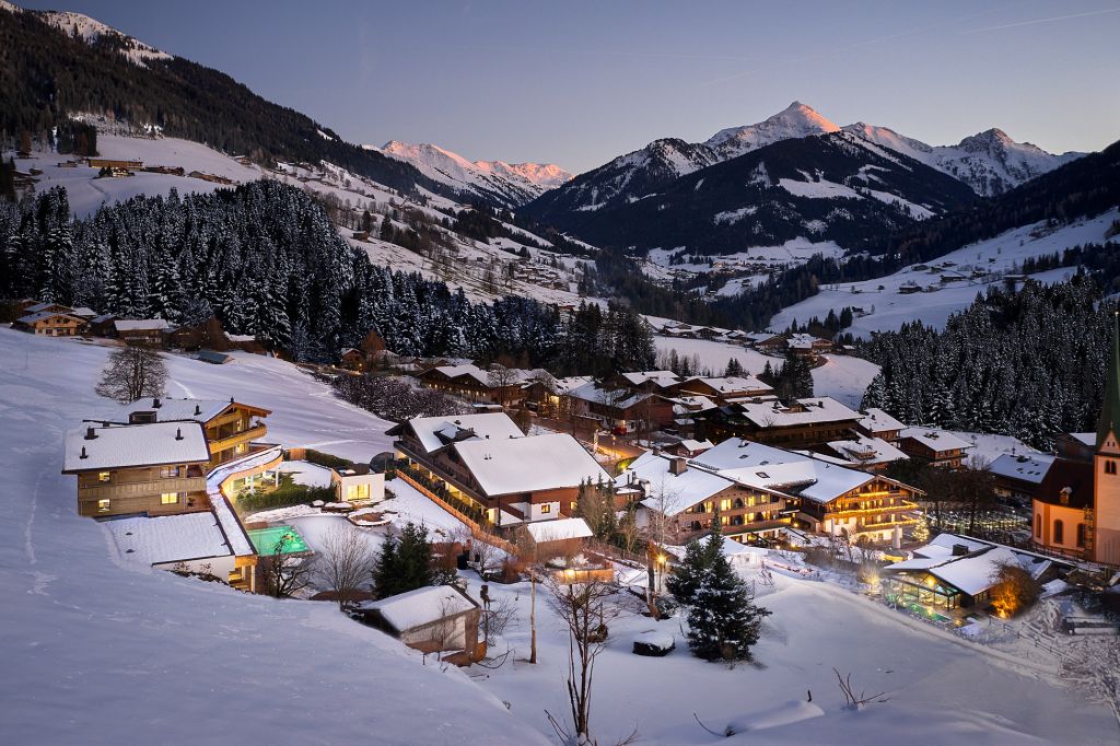 Das Hotel in verschneiter Landschaft (Der Böglerhof)