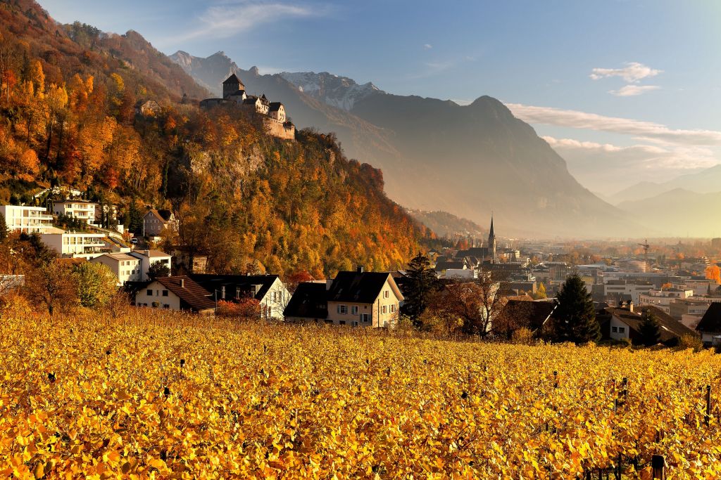 Das Schloss Vaduz von herbstliche Farben umgeben (c) Liechtenstein Marketing