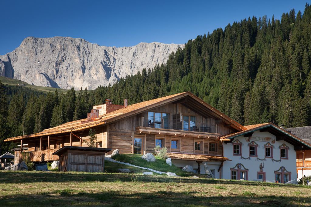 Das Tirler-Dolomites Living Hotel vor der herrlichen Kulisse der Dolomiten (Tirler- Dolomites Living Hotel)