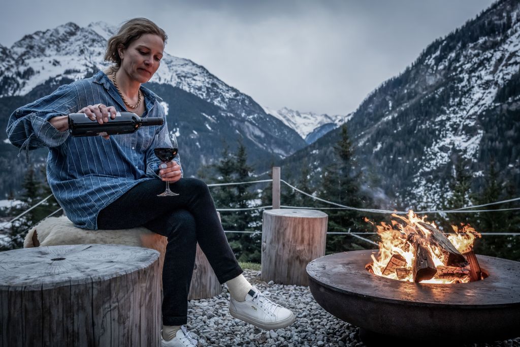 Den Tag an der Kaminschale im Benglerwald Berg Chaletdorf ausklingen lassen (c) ratko-photography 