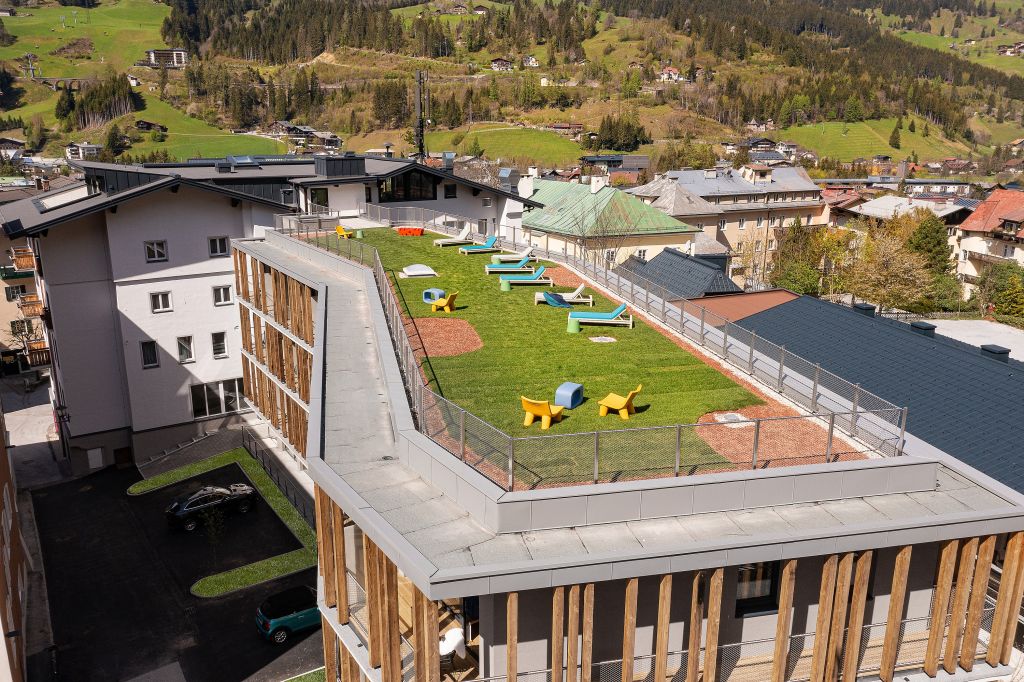 Den Weitblick über die Dächer von Hofgastein genießen (Hotel Blü Gastein)