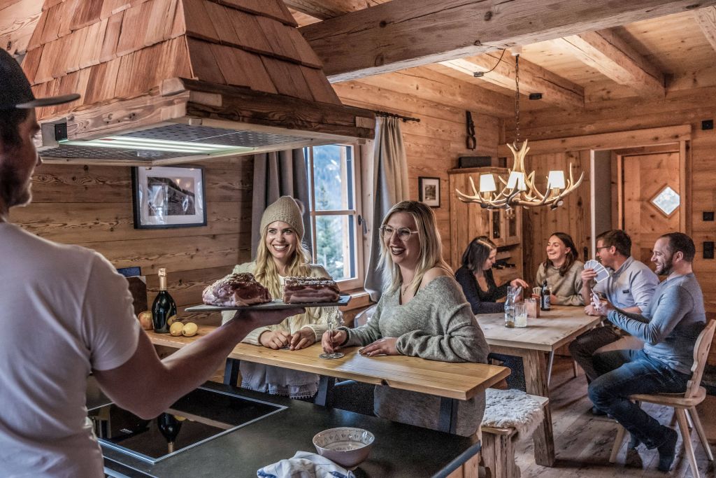 Der gemütliche Essbereich des Berg-Chalets im Benglerwald Berg Chaletdorf (c) ratko-photography 