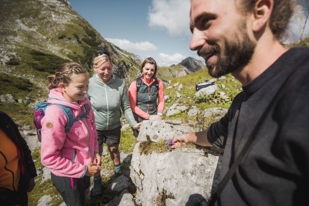 Die Natur erforschen (c) Mia Maria Knoll (TVB Silberregion Karwendel)