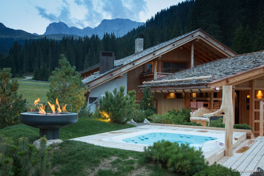 Die Wellnessoase Curasoa SPA mit Outdoor Whirpool (Tirler- Dolomites Living Hotel)