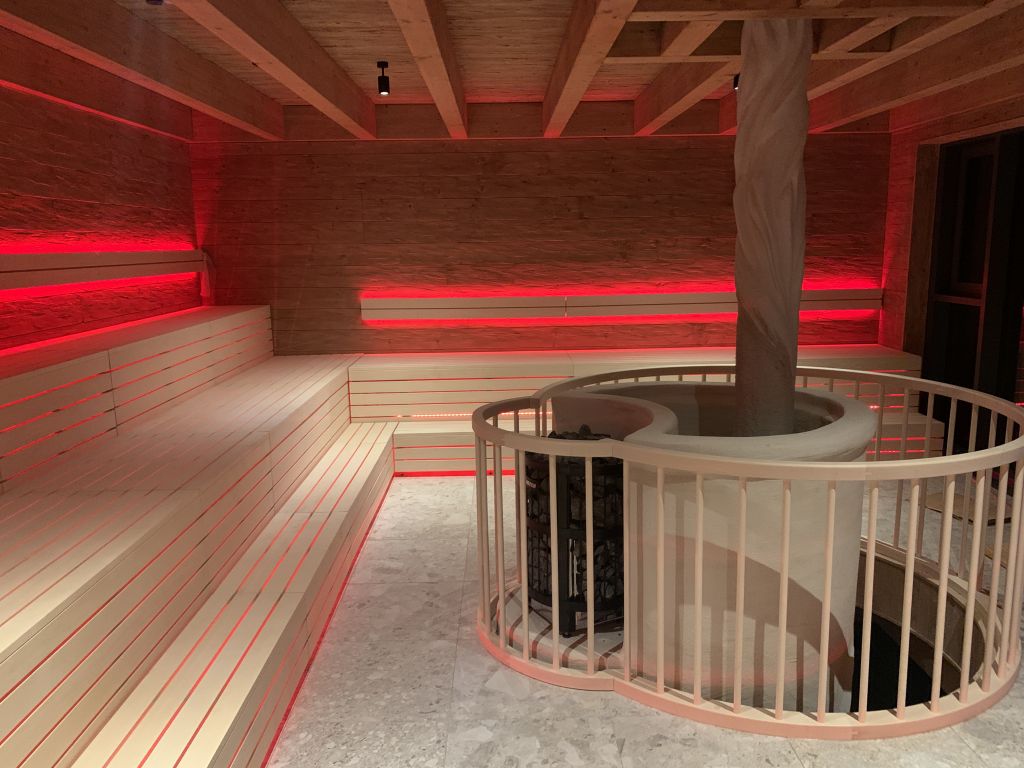 Doppelstöckige Sauna Galerie ganz aus Holz (Angerhof)
