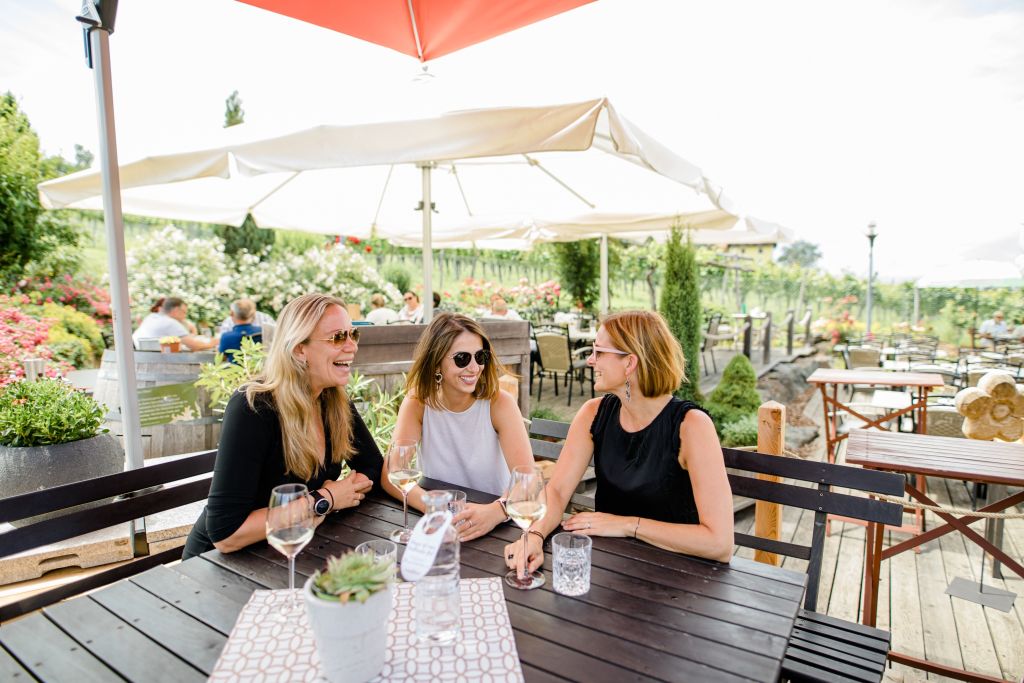Ein Glas Wein mit Freundinnen bei traumhaftem Ambiente genießen (c) Karin Bergmann (Ratscher Landhaus)