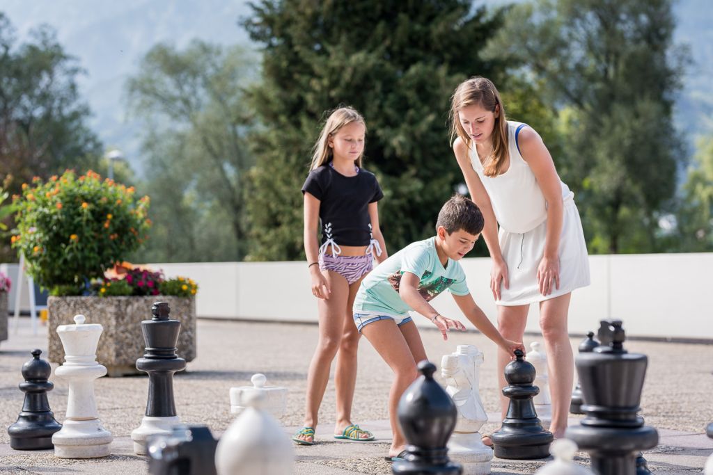 Eine Runde Schach mit der Familie (c) Angélica Morales (Silberregion Karwendel)