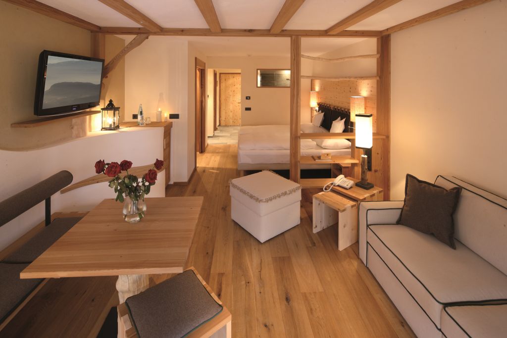 Einladende Zimmer mit atemberaubenden Aussicht in der Junior-Suite Saslong (Tirler-Dolomites Living Hotel)