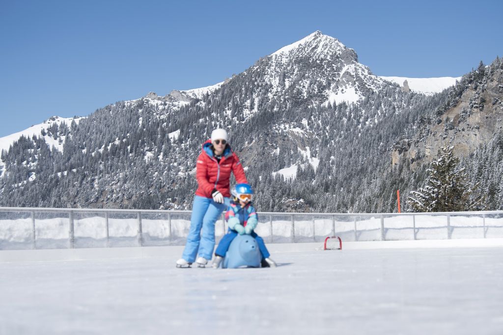 Eislaufen auf dem Eisplatz Schlucher-Treff (c) Liechtenstein Marketing (Gorfion Familotel Liechtenstein)