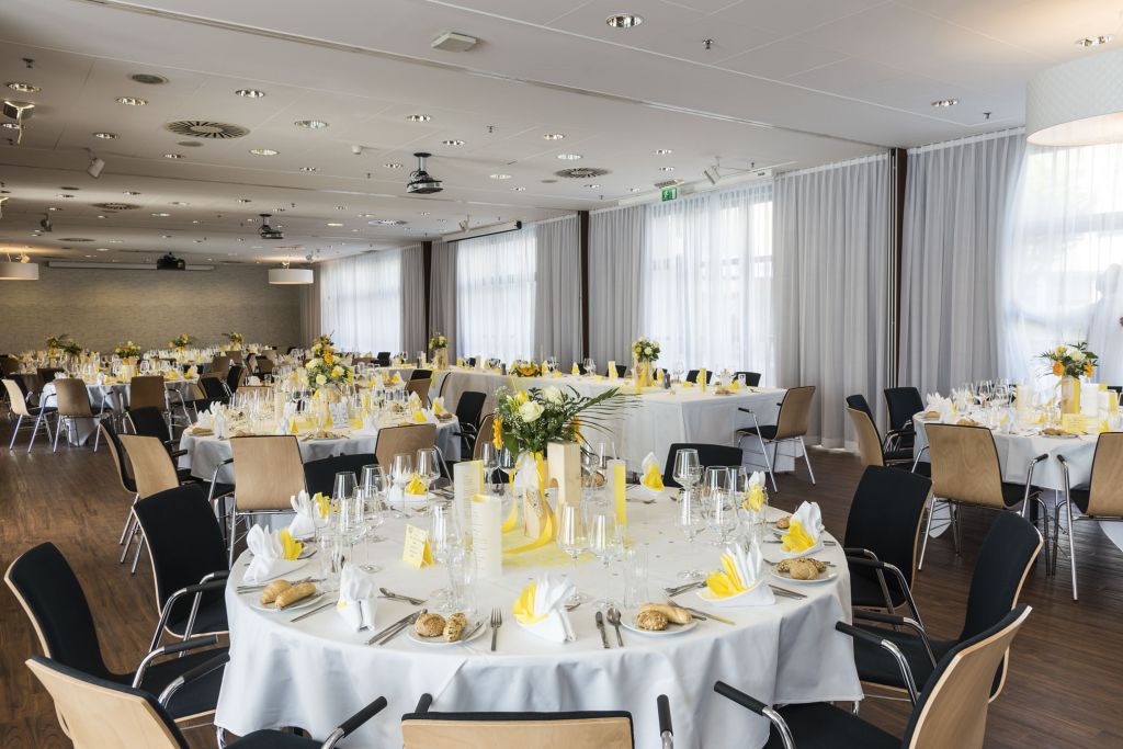 Elegant gedeckter Tisch für Veranstaltungen (Hotel Ramada Graz)
