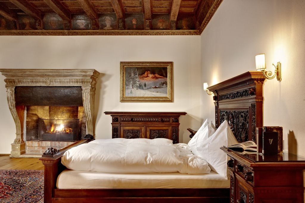 Eleganter Schlafbereich in der Königin Juliana Hochzeitssuite im Hotel Schloss Mittersill (c) Michael Huber 