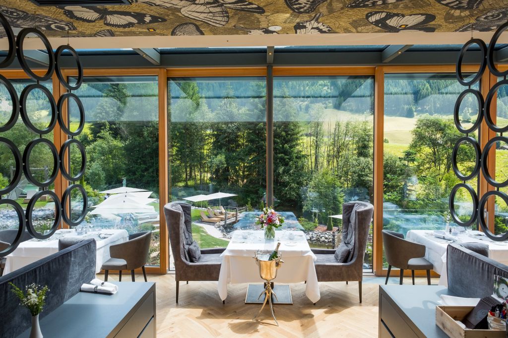 Essbereich mit Panoramafenster (c) James Bedfort (Hotel Quelle Nature Spa Resort)