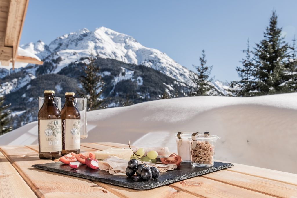 Exklusives Frühstück mit Blick auf die verschneiten Berge genießen (c) ratko-photography (Benglerwald Berg Chaletdorf)