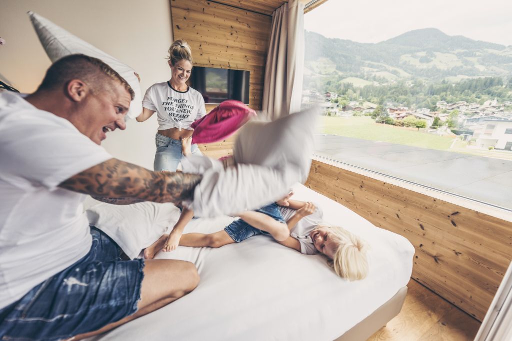 Familien-Kissenschlacht in der Suite (Mia Alpina . Zillertal Family Retreat)