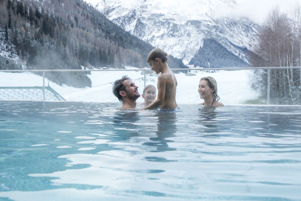 Familienzeit im Pool (Bildarchiv All-Suite Resorts Ötztal)