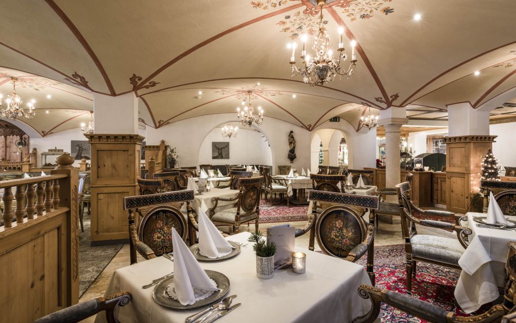 Festlich dekoriertes Restaurant des Hotel Peternhof (c) Hannes Niederkofler