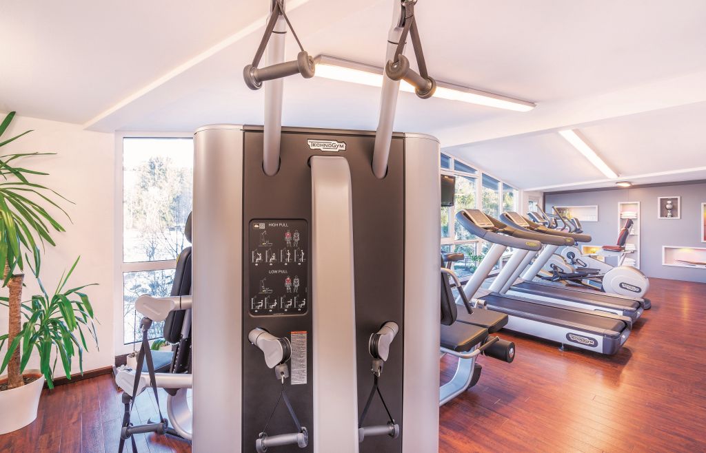 Fitnessgeräte im modern ausgestatteten Fittnessraum (Parkhotel Burgmühle)